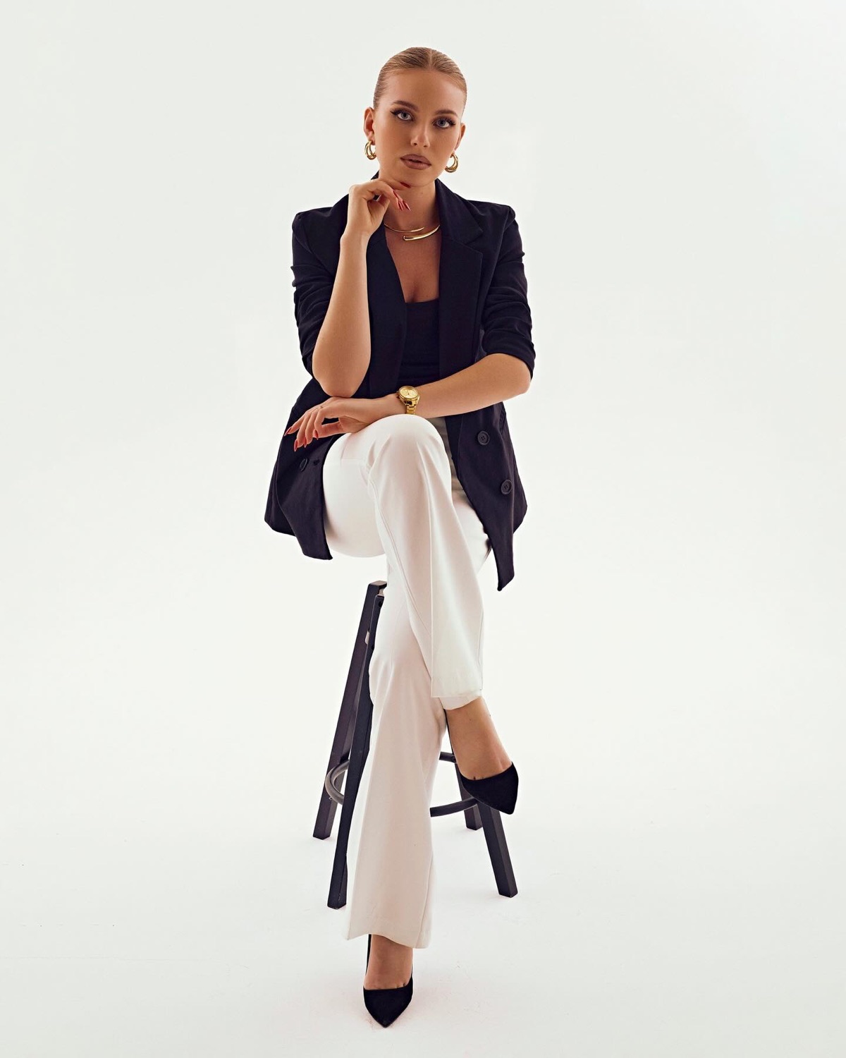 Portret de studio în sacou închis și pantaloni albi